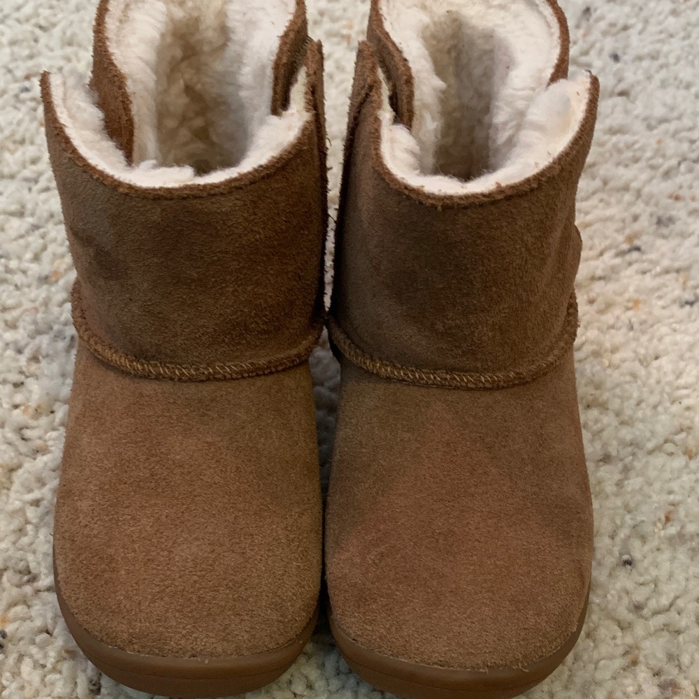 Toddler Keelan ugg boots new. Tried on 2x but new